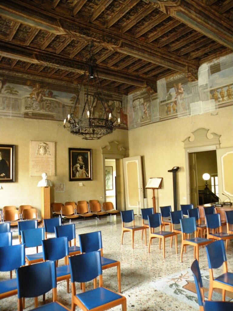 Il salone di palazzo Sforza Colonna, a Caravaggio, oggi sede del Comune, come cinquecento anni fa, prima della trasformazione in abitazione privata