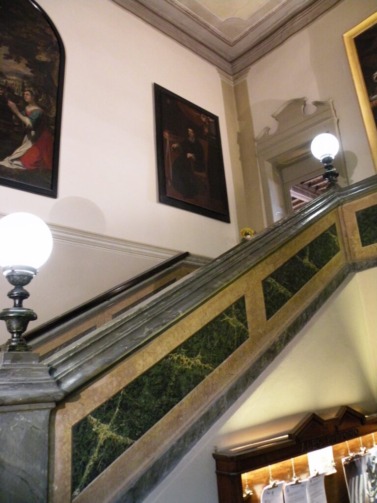 Lo scalone d'accesso alla sala di palazzo Sforza Colonna, a Caravaggio