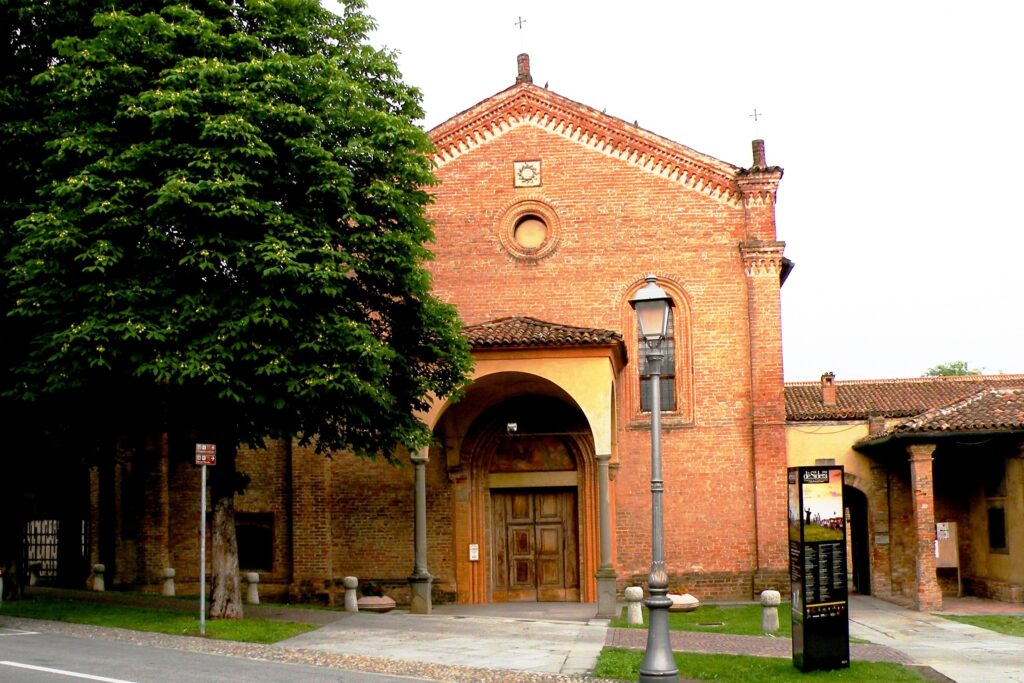 La chiesa francescana, situata tra il paese e il noto santuario mariano di Caravaggio