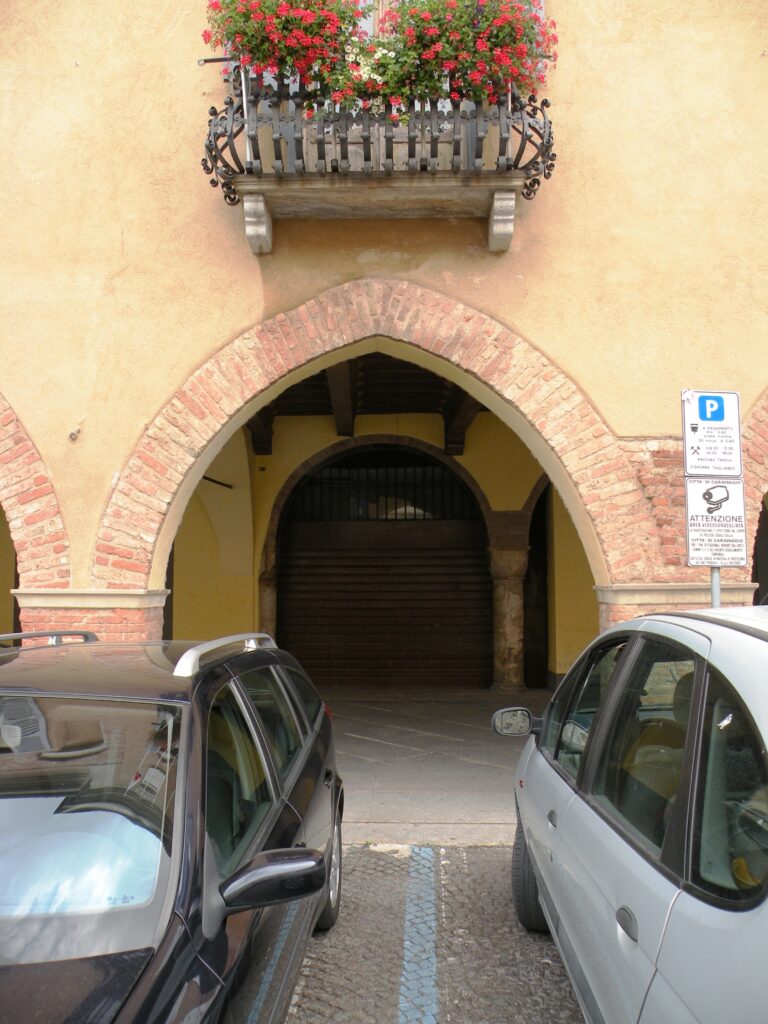 L'arco gotico, antico accesso al palazzo della famiglia materna di Caravaggio